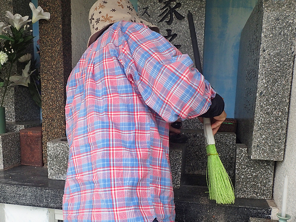お墓の掃除 | 志布志市シルバー人材センター